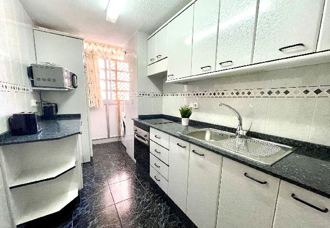 Apartamento en Benidorm - Apartamento de dos dormitorios, piscina y parking Apartamento en Benidorm - Apartamento de dos dormitorios, piscina y parking