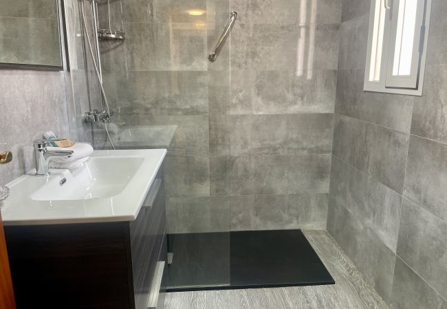 Apartamento en Benidorm - Apartamento de dos dormitorios, piscina y parking Apartamento en Benidorm - Apartamento de dos dormitorios, piscina y parking
