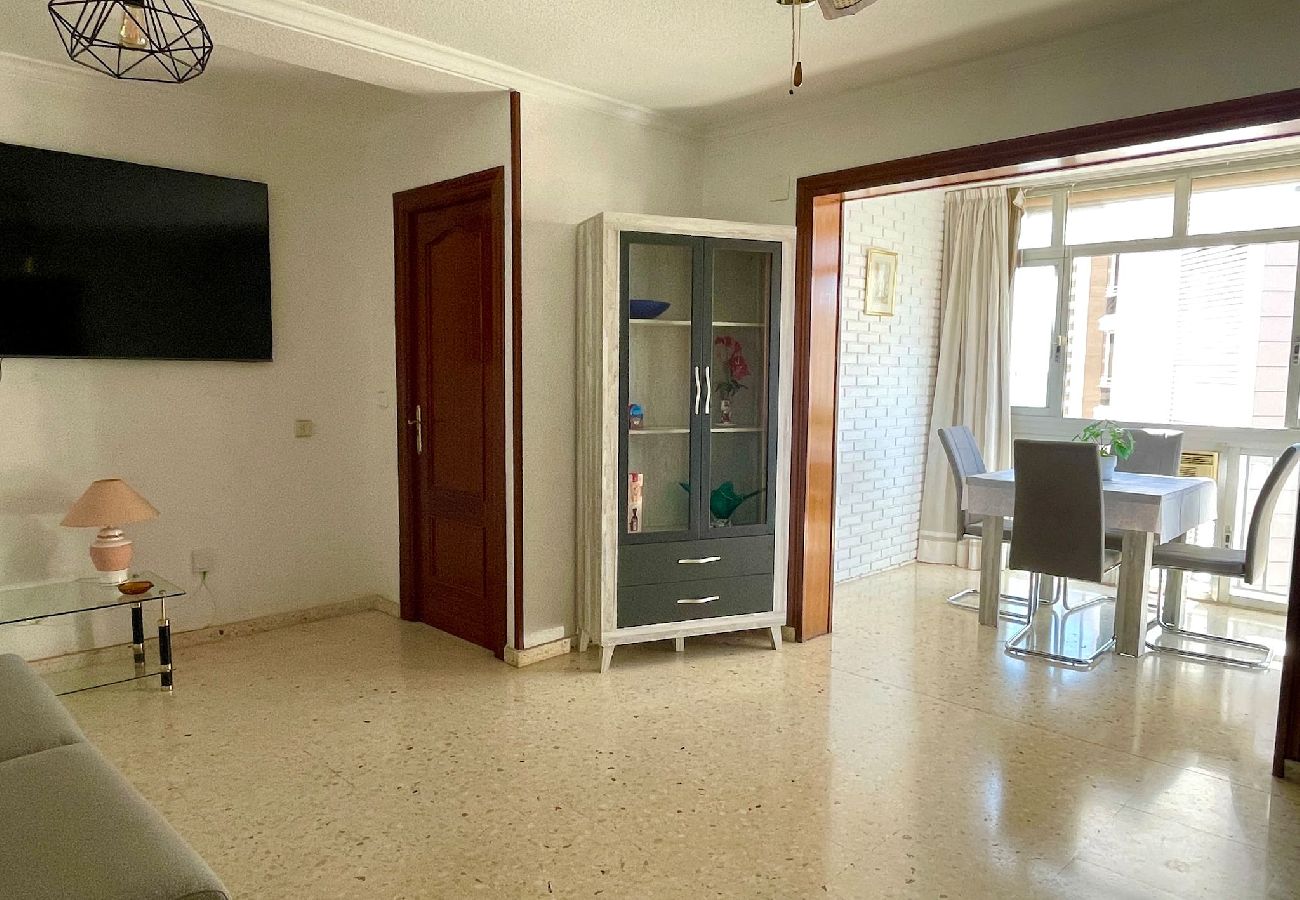 Apartamento en Benidorm - Apartamento de dos dormitorios, piscina y parking