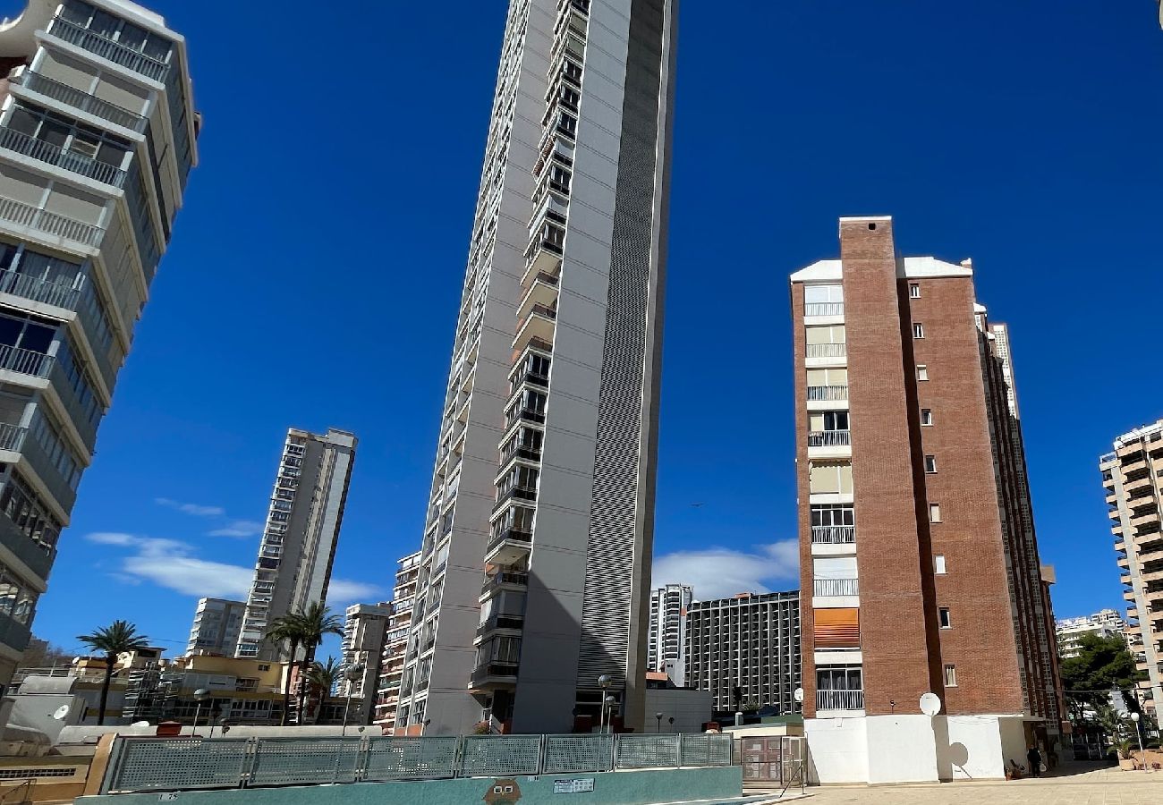 Apartamento en Benidorm - Apartamento de dos dormitorios, piscina y parking