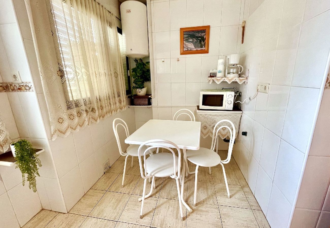 Apartamento en Benidorm - Apartamento de dos dormitorios y vistas al mar