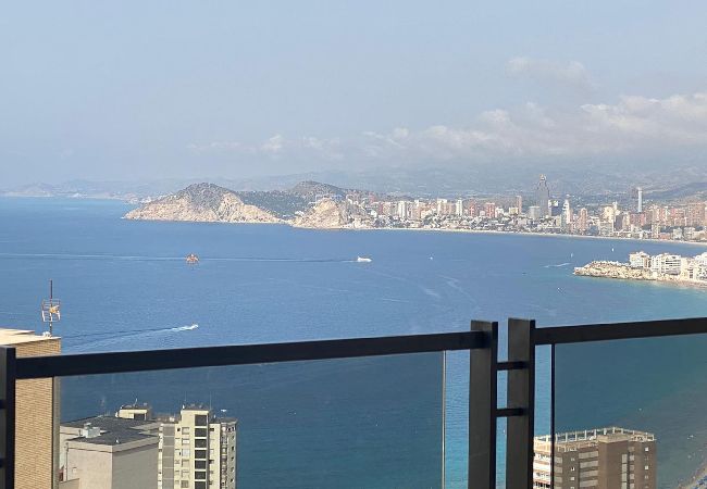 Apartamento en Benidorm - Lujoso apartamento con piscina, gimnasio y parking  Apartamento en Benidorm - Lujoso apartamento con piscina, gimnasio y parking