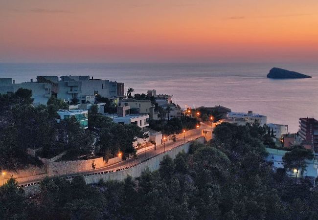 Apartamento en Benidorm - Lujoso apartamento con piscina, gimnasio y parking  Apartamento en Benidorm - Lujoso apartamento con piscina, gimnasio y parking