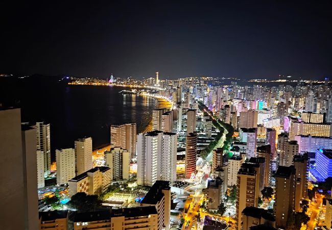 Apartamento en Benidorm - Lujoso apartamento con piscina, gimnasio y parking  Apartamento en Benidorm - Lujoso apartamento con piscina, gimnasio y parking
