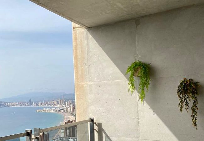Apartamento en Benidorm - Lujoso apartamento con piscina, gimnasio y parking  Apartamento en Benidorm - Lujoso apartamento con piscina, gimnasio y parking