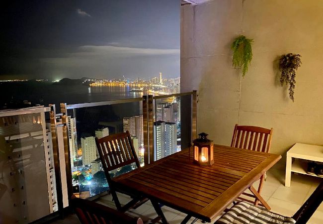 Apartamento en Benidorm - Lujoso apartamento con piscina, gimnasio y parking  Apartamento en Benidorm - Lujoso apartamento con piscina, gimnasio y parking