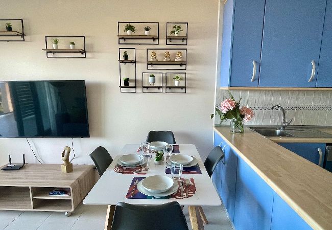 Apartamento en Benidorm - Lujoso apartamento con piscina, gimnasio y parking  Apartamento en Benidorm - Lujoso apartamento con piscina, gimnasio y parking