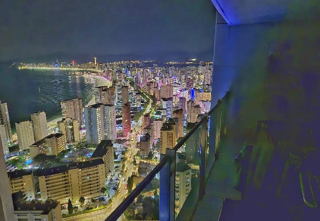 Apartamento en Benidorm - Lujoso apartamento con piscina, gimnasio y parking  Apartamento en Benidorm - Lujoso apartamento con piscina, gimnasio y parking