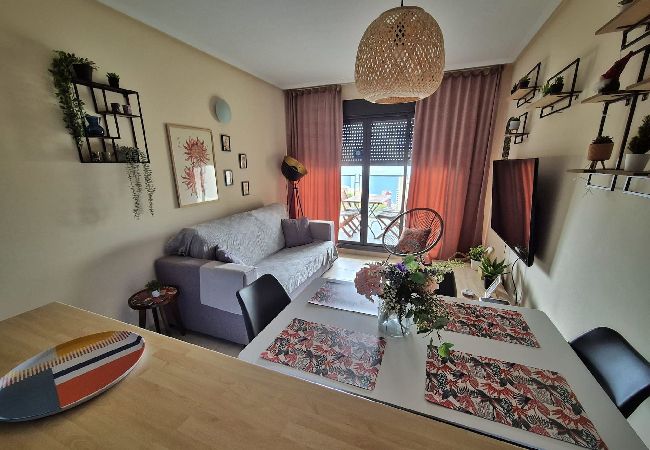 Apartamento en Benidorm - Lujoso apartamento con piscina, gimnasio y parking  Apartamento en Benidorm - Lujoso apartamento con piscina, gimnasio y parking