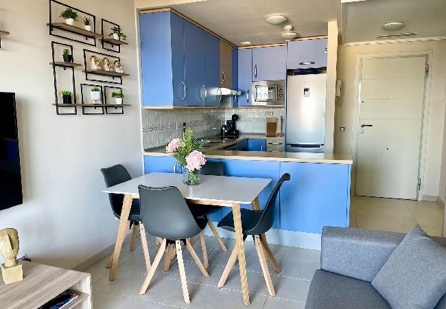 Apartamento en Benidorm - Lujoso apartamento con piscina, gimnasio y parking  Apartamento en Benidorm - Lujoso apartamento con piscina, gimnasio y parking