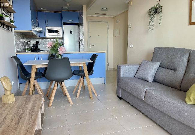 Apartamento en Benidorm - Lujoso apartamento con piscina, gimnasio y parking  Apartamento en Benidorm - Lujoso apartamento con piscina, gimnasio y parking