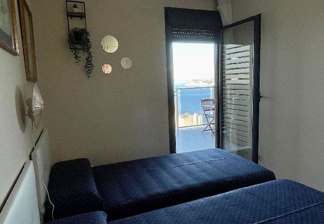 Apartamento en Benidorm - Lujoso apartamento con piscina, gimnasio y parking  Apartamento en Benidorm - Lujoso apartamento con piscina, gimnasio y parking