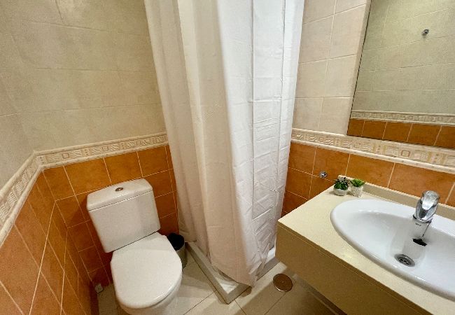 Apartamento en Benidorm - Lujoso apartamento con piscina, gimnasio y parking  Apartamento en Benidorm - Lujoso apartamento con piscina, gimnasio y parking