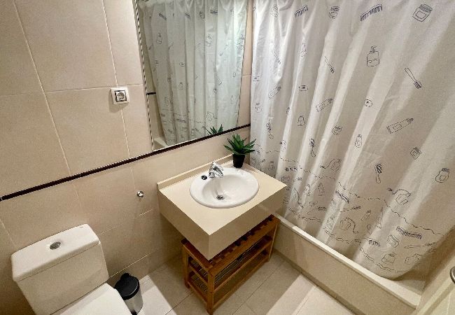 Apartamento en Benidorm - Lujoso apartamento con piscina, gimnasio y parking  Apartamento en Benidorm - Lujoso apartamento con piscina, gimnasio y parking