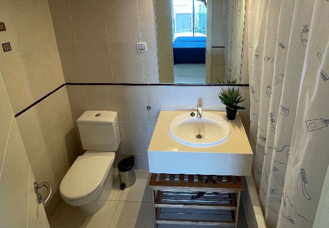 Apartamento en Benidorm - Lujoso apartamento con piscina, gimnasio y parking  Apartamento en Benidorm - Lujoso apartamento con piscina, gimnasio y parking