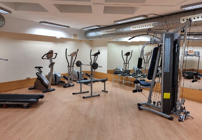 Apartamento en Benidorm - Lujoso apartamento con piscina, gimnasio y parking  Apartamento en Benidorm - Lujoso apartamento con piscina, gimnasio y parking