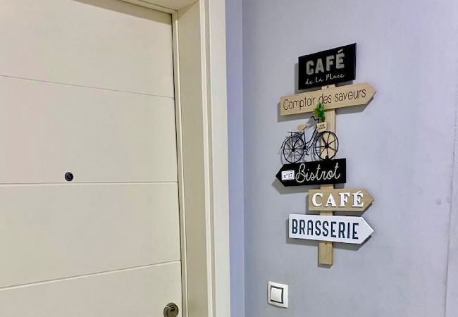 Apartamento en Benidorm - Lujoso apartamento con piscina, gimnasio y parking  Apartamento en Benidorm - Lujoso apartamento con piscina, gimnasio y parking