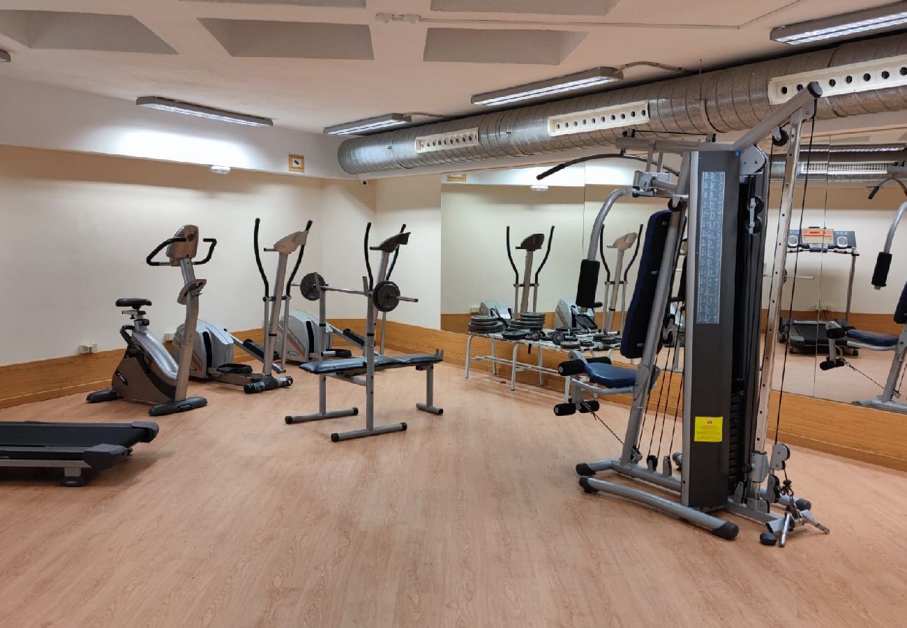 Apartamento en Benidorm - Lujoso apartamento con piscina, gimnasio y parking 