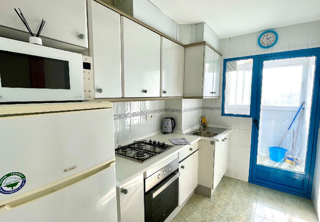 Apartamento en Benidorm - Encantador apartamento con parking y piscina