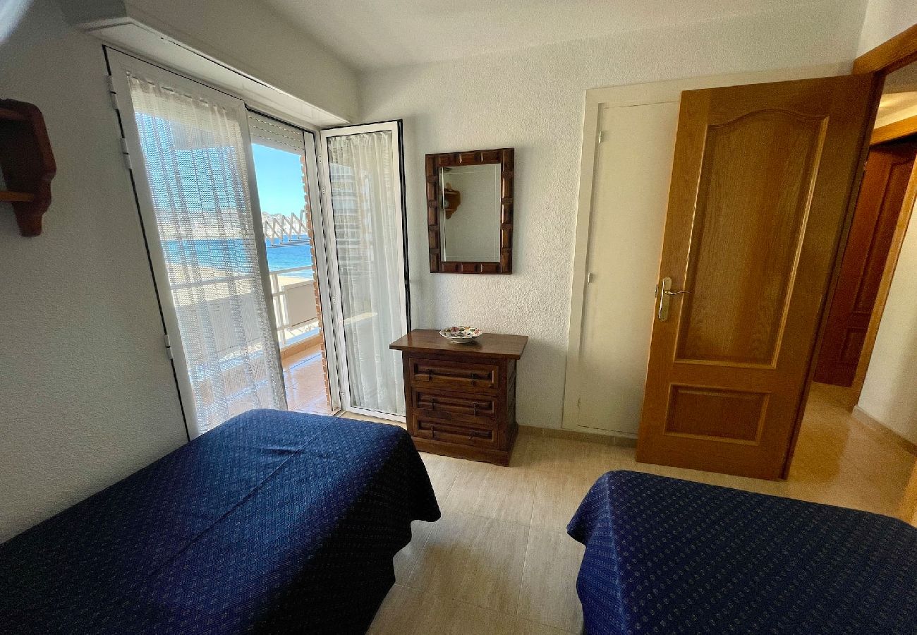 Apartamento en Benidorm - Amplio apartamento en primera línea de playa