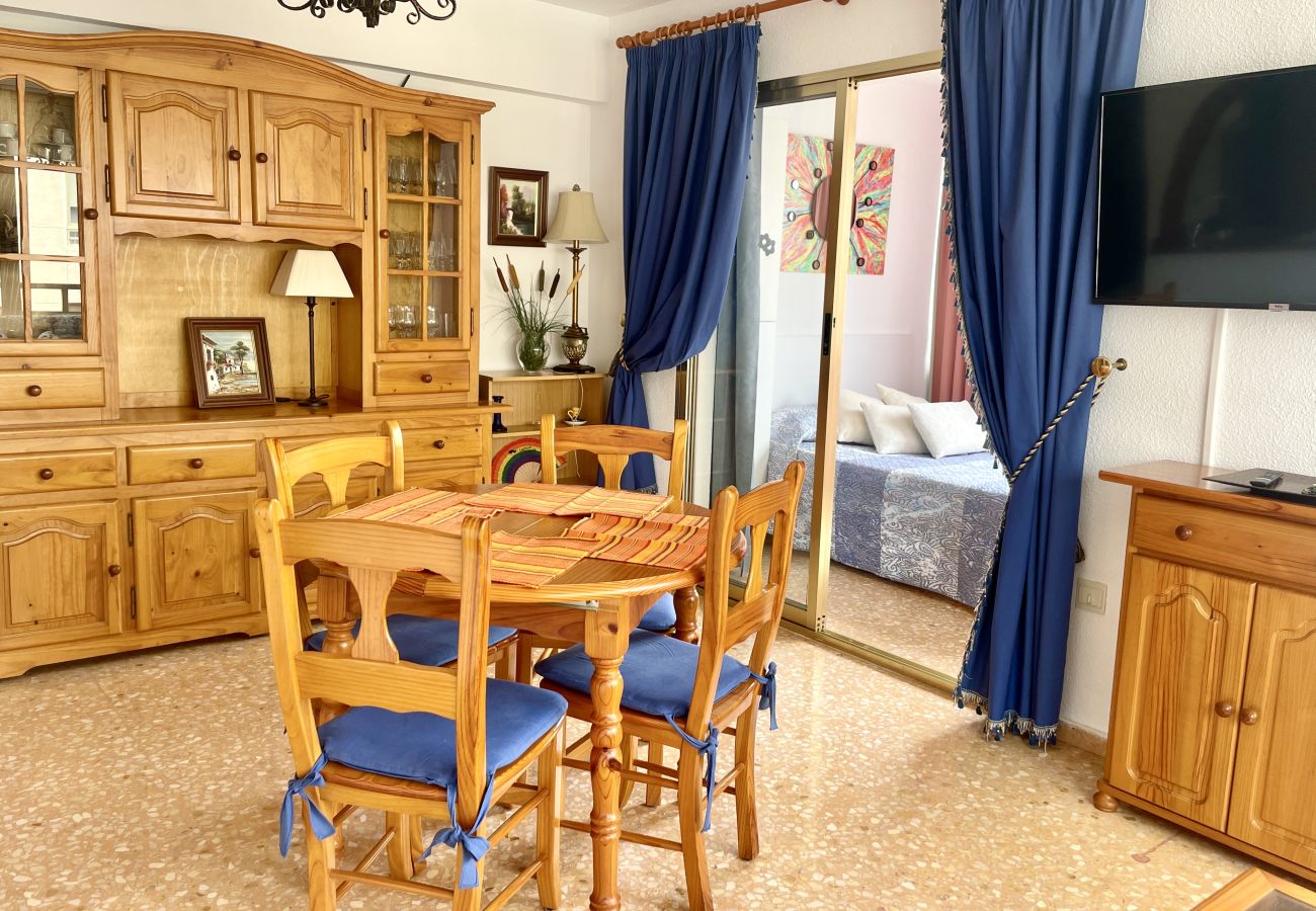 Apartamento en Benidorm - Apartamento de dos dormitorios y un baño en Mariscal 5 