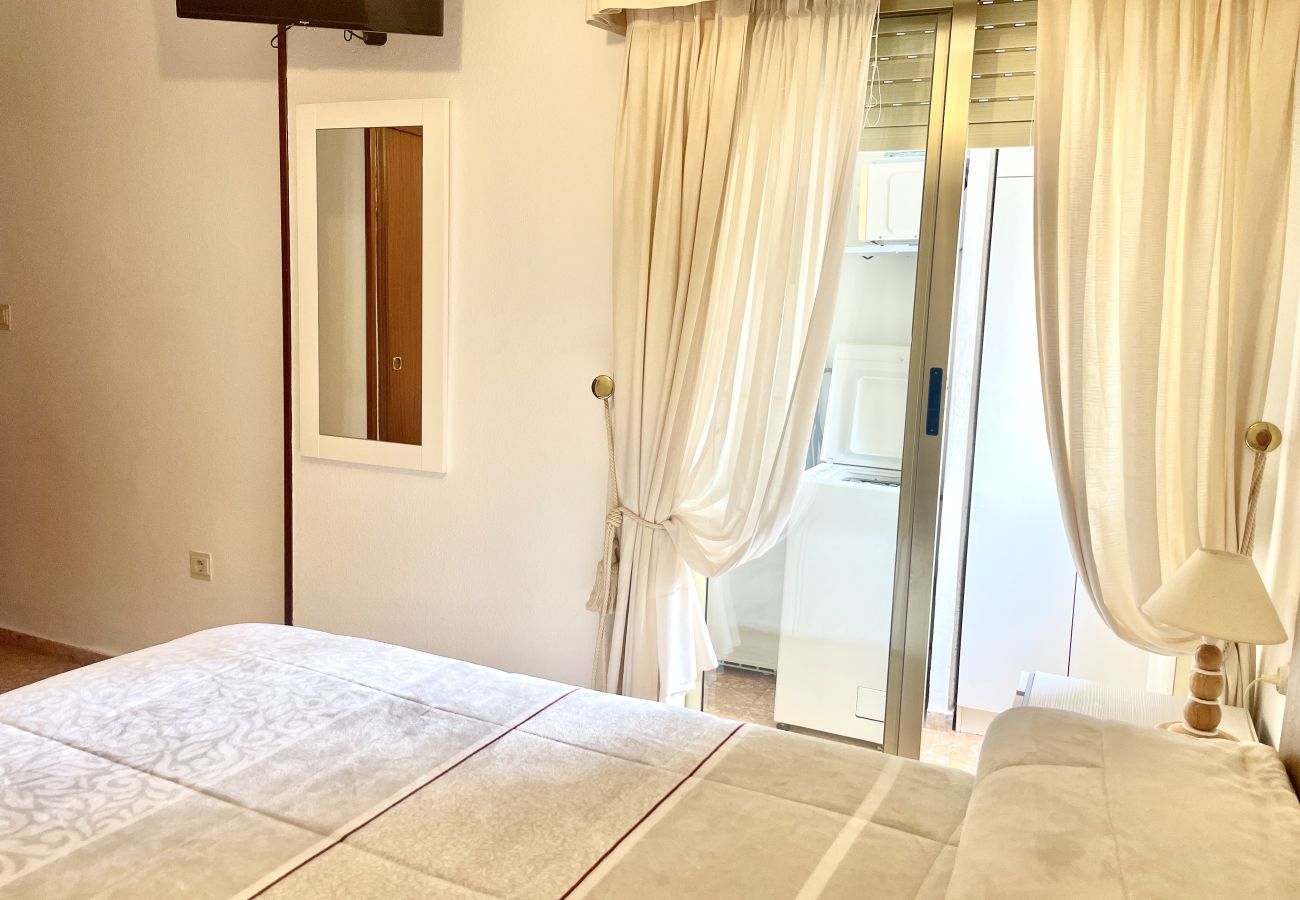 Apartamento en Benidorm - Apartamento de dos dormitorios y un baño en Mariscal 5 