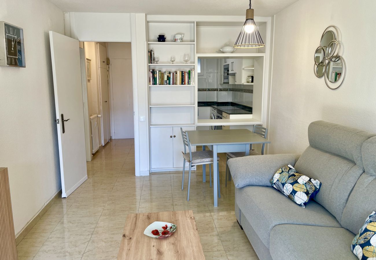 Apartment in Benidorm - Relax and Comfort: Refurbished Apartment with Swimming Pool, close to the beach