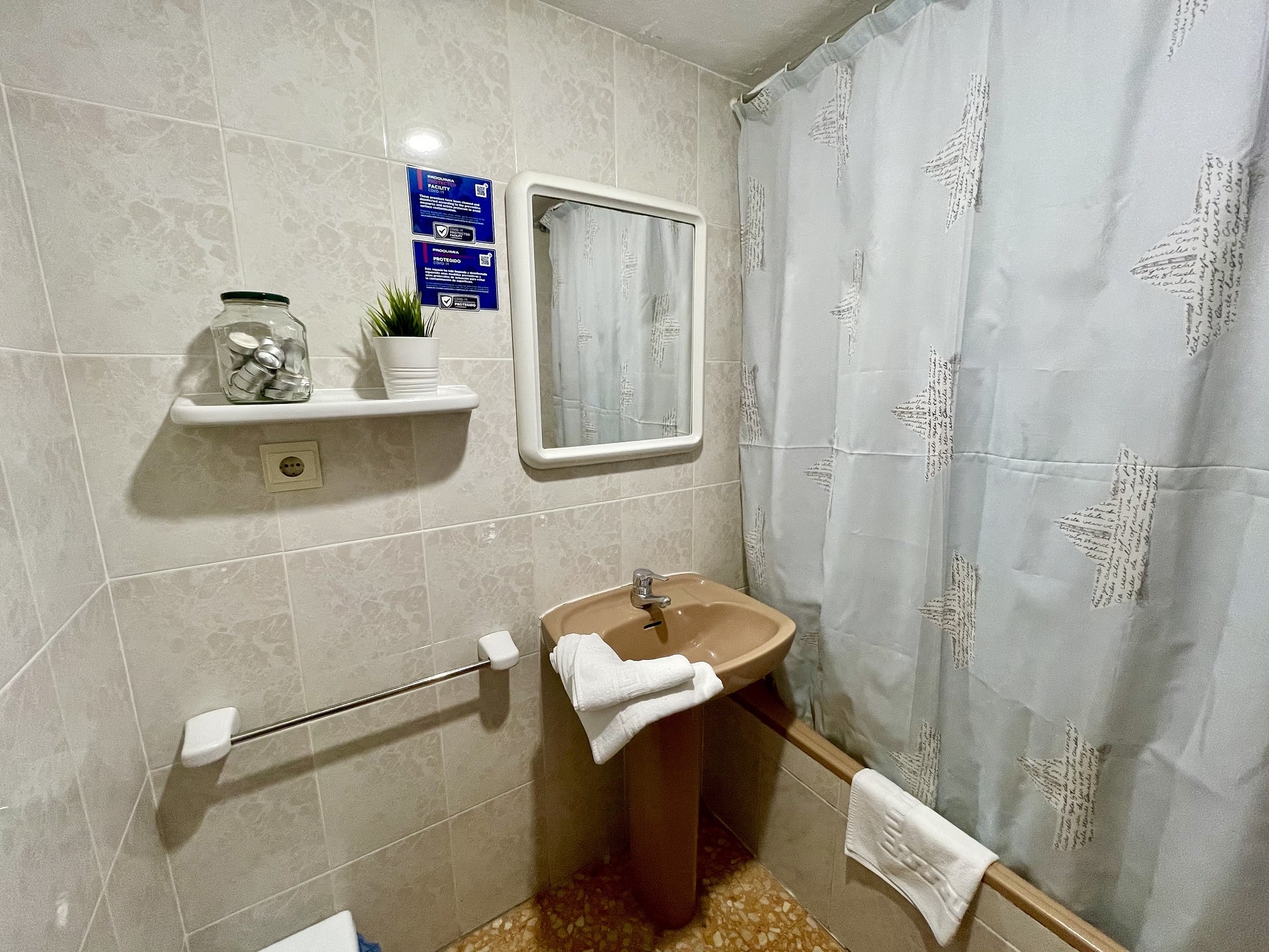 baño-con-toallas-bathroom-with-towels-min