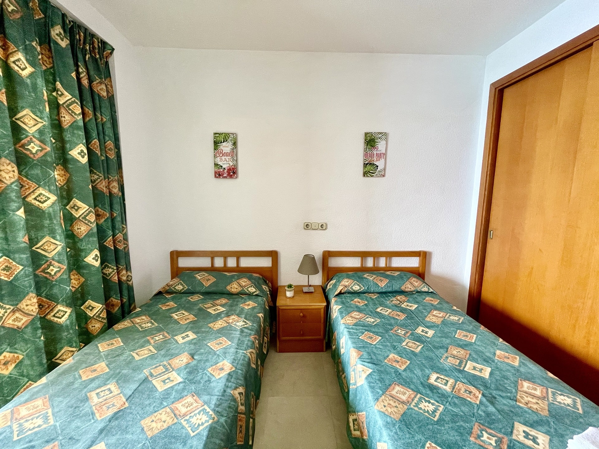 habitacion-con-dos-camas-individuales-bed-room-with-single-beds-min