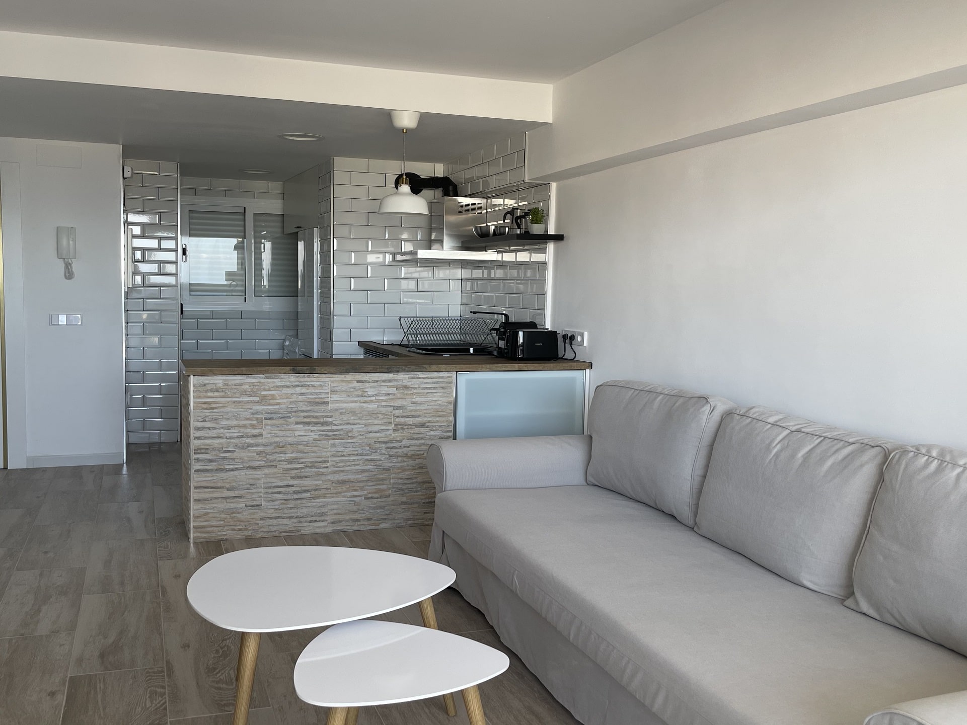 salon-con-cocina-abierta-living-room-with-open-kitchen-min