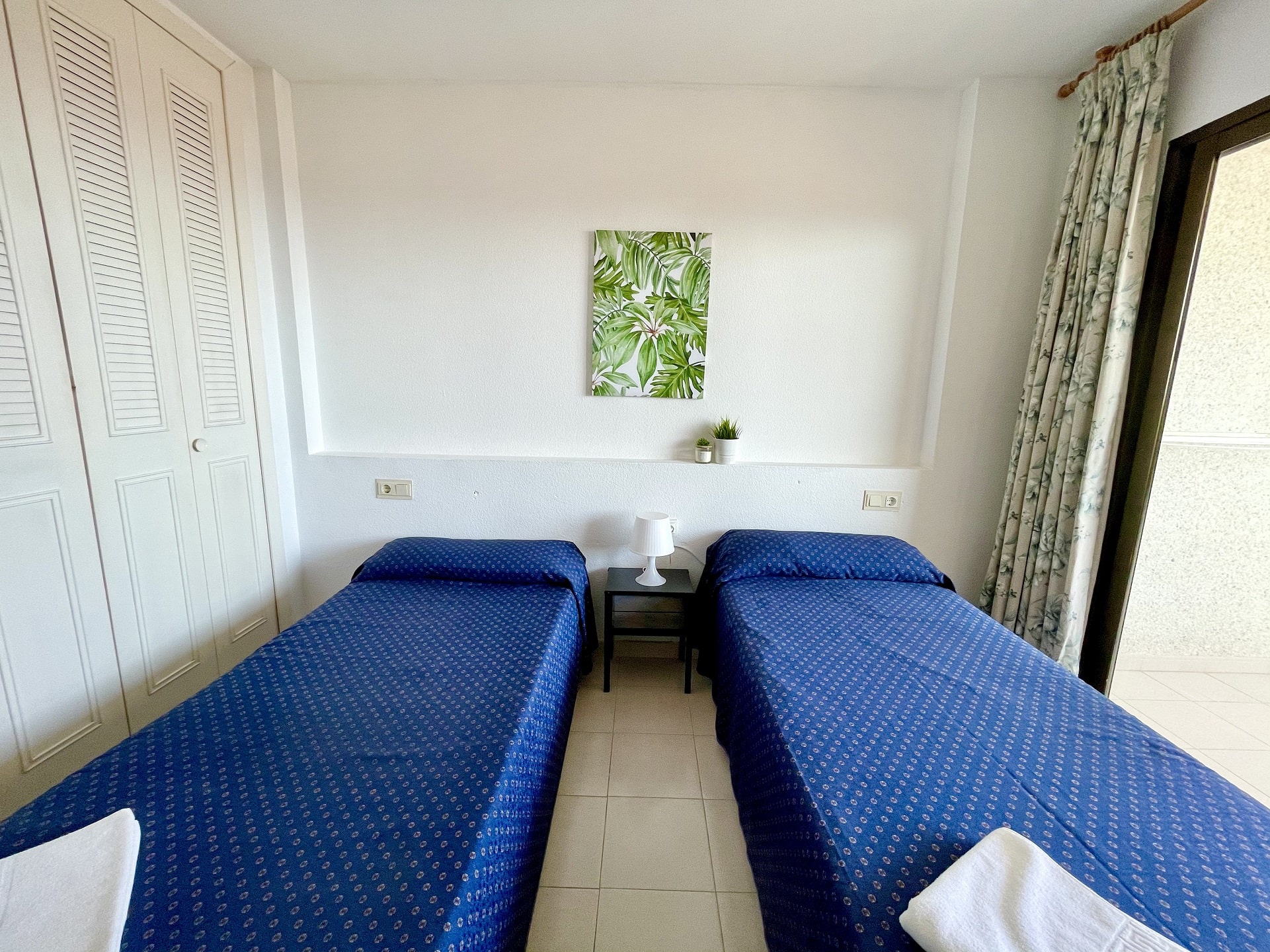 habitacin-con-dos-camas-individuales-room-with-two-single-bed-min